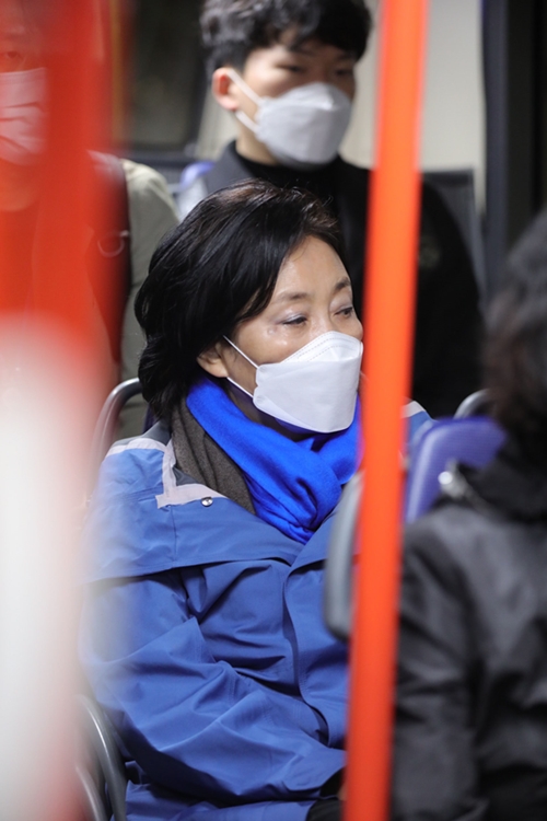 6일 오전 박영선 더불어민주당 서울시장 후보가 노량진 수산시장을 방문하기 위해 6411번 시내버스를 타고 이동하고 있다. <사진=뉴시스><br>