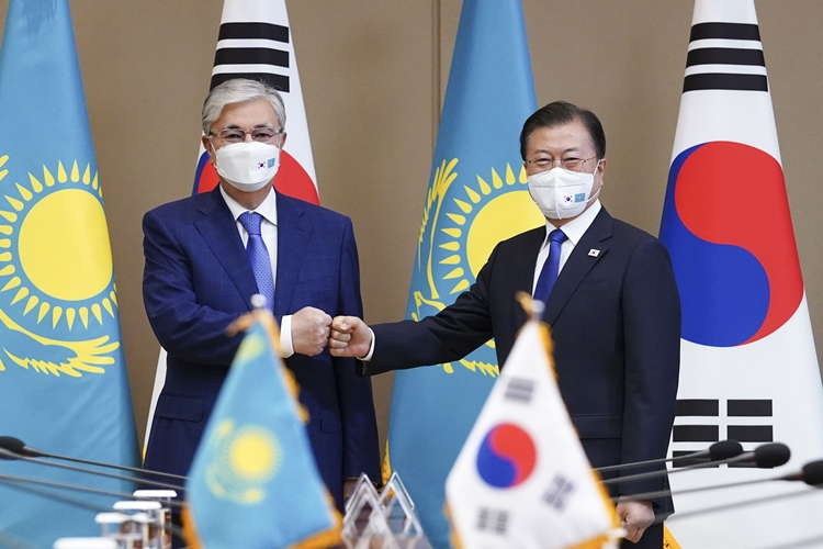 문재인 대통령이 토카예프 카자흐스탄 대통령과 17일 청와대에서 열린 한-카자흐스탄 정상회담에 앞서 기념촬영을 하고 있다. <사진=뉴시스><br>