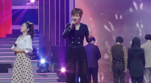 MBN 경연프로그램 '헬로트로트'에 출연, 열창중인 가수 신수아. 사진=방송화면 캡처