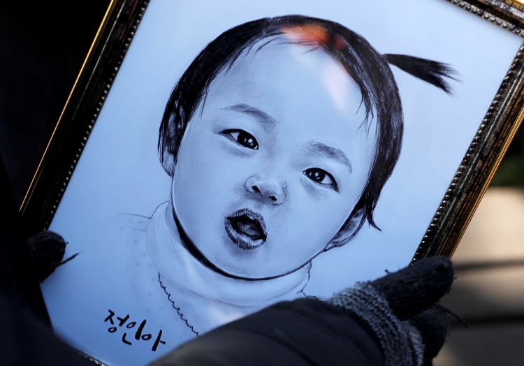 16개월 여아 ‘정인이’의 양부모 5차 공판이 열린 지난해 3월, 서울 양천구 서울남부지방법원 앞에서 한 시민이 정인이 초상화를 바라보고 있다. <사진=뉴시스>