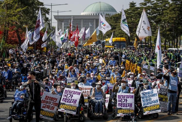 장애인의 날인 20일 오후 서울 영등포구 이룸센터 앞 도로에서 420장애인차별철폐 투쟁결의대회가 열리고 있다. <사진=뉴시스>