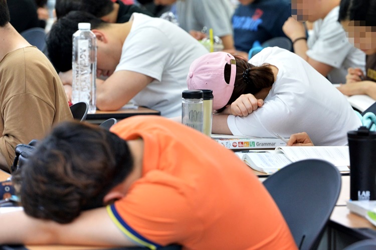 서울 노량진의 한 공무원 학원에서 취업준비생들이 잠시 휴식을 취하고 있다. <사진=뉴시스>