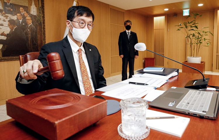 이창용 한국은행 총재가 13일 서울 중구 한국은행에서 열린 금융통화위원회 본회의에서 의사봉을 두드리고 있다. </p>
<p>