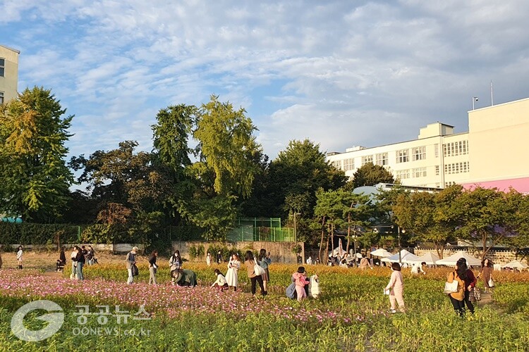 16일 서울시 종로구 송현동에 위치한 열린송현녹지광장을 방문한 시민들의 모습. <사진=공공뉴스DB>