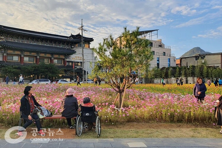 16일 서울시 종로구 송현동에 위치한 열린송현녹지광장을 방문한 시민들의 모습. <사진=공공뉴스DB>