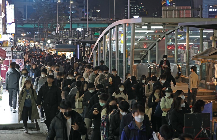 경기도 광역버스 입석 승차 중단 첫날인 지난 18일 오후 서울 사당역 광역버스 정류장이 버스 이용을 기다리는 시민들로 붐비고 있다. <사진=뉴시스>