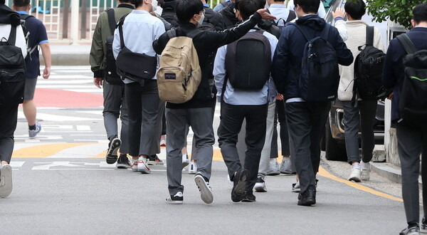 하교 중인 학생들의 모습. <사진=뉴시스>