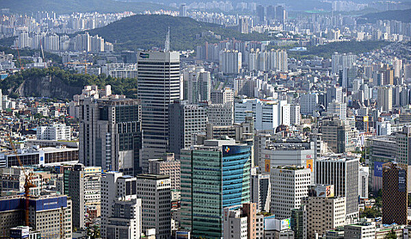 서울 중심가의 빌딩숲 전경. 기업들이 임금 상승으로 부담을 더 크게 느끼게 돼, 이를 다시 상품 가격에 전가시키는 경향이 높아지고 있는 것으로 나타났다. <사진=뉴시스>