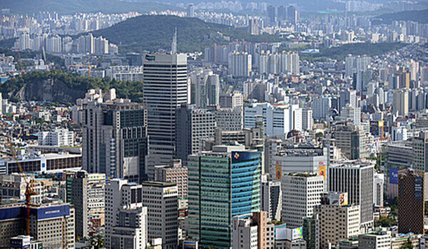 서울 중심가의 빌딩숲. 기업들이 느끼는 자금 부담이 더욱 악화되고 있는 것으로 나타나 우려가 제기된다. <사진=뉴시스>  