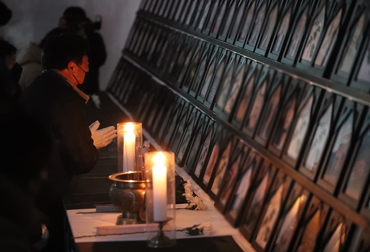 지난 14일 저녁 서울 용산구 녹사평역 이태원 광장에 마련된 ‘10·29 이태원 참사 희생자 합동분향소’에서 이태원 참사 유가족들이 슬픔에 잠겨 있다. <사진=뉴시스, 공동취재사진>