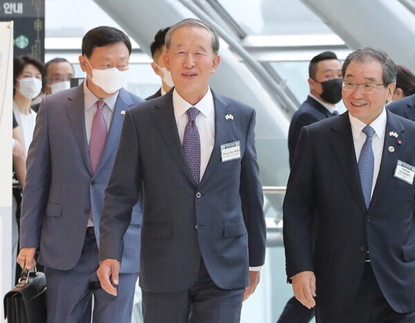 허창수(가운데) 전국경제인연합회 회장과 도쿠라 마사카즈 일본 경제단체연합회 회장(오른쪽)이 2022년 제 29회 한일재계회의에 입장하고 있다. 한일재계회의는 3년 만에 다시 열렸다. <사진=뉴시스>
