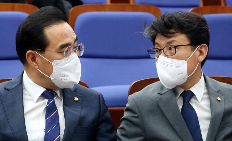 (왼쪽부터) 박홍근 더불어민주당 원내대표와 진성준 민주당 원내수석부대표가 대화하고 있다. <사진=뉴시스>