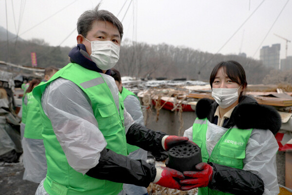 정종표 DB손해보험 사장(왼쪽)과 80여명의 임직원이 서울 강남 구룡마을 일대에서 연탄나눔 봉사를 하는 장면. <사진설명=DB손해보험>  