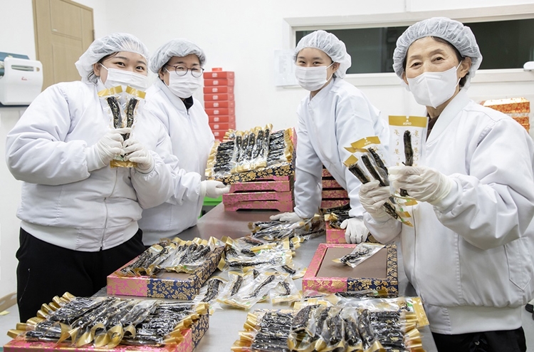 삼성전자 스마트공장 지원을 받은 홍삼 가공식품 업체 ‘천년홍삼’ 직원들이 설 명절용 제품을 생산하고 있는 모습. <사진제공=삼성전자>