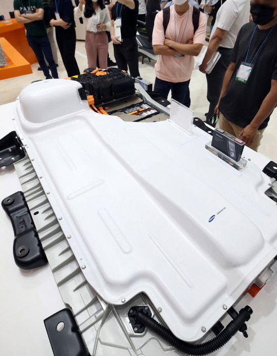 2021 인터배터리 전시회의 삼성SDI 부스에 전시된 자동차 배터리. <사진=뉴시스>