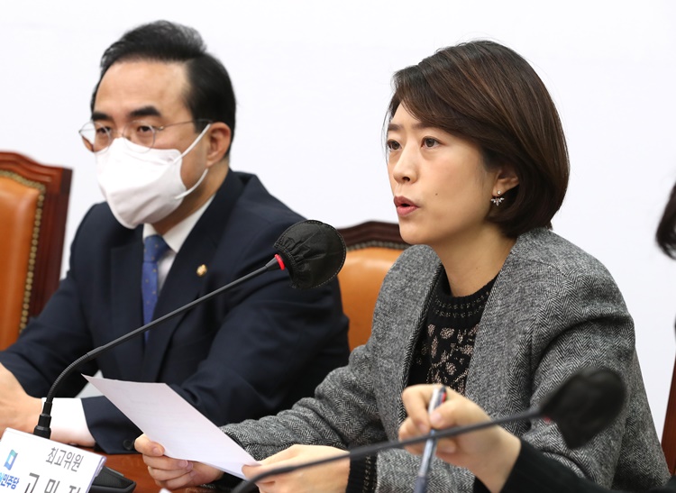 (왼쪽부터)  박홍근 더불어민주당 원내대표와 고민정 민주당 최고위원. <사진=뉴시스>