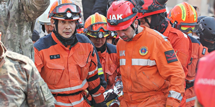 지난 11일 오후(현지시간) 튀르키예 하타이주 안타키아 일대에서 한국 긴급구호대(KDRT)와 튀르키예 구조대가 지진으로 무너진 건물 속 60대 생존자를 구조해 앰뷸런스로 옮기고 있다. <사진=뉴시스>