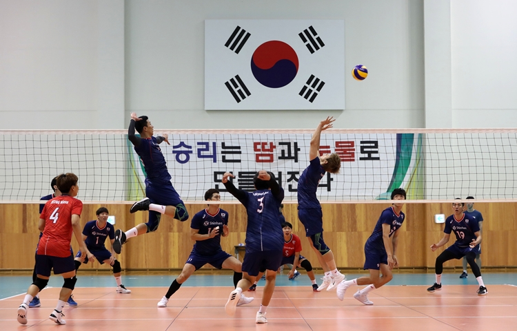 지난 2019년 7월18일 남자 배구 국가대표팀 선수들이 충북 진천군 진천선수촌에서 열린 국가대표 배구팀 미디어데이에서 훈련을 하고 있는 모습. <사진=뉴시스>