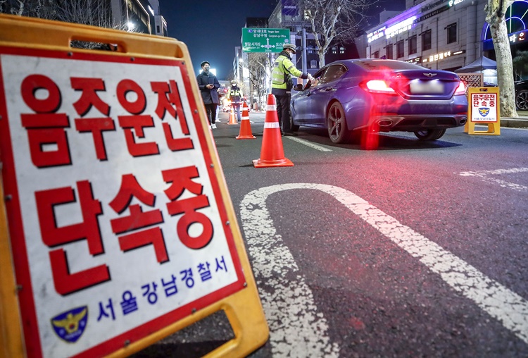 서울 강남구 압구정로데오역 인근 도로에서 강남경찰서 경찰관들이 음주운전 단속을 하고 있다. <사진=뉴시스>
