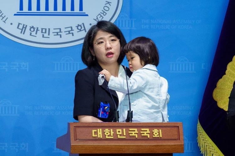 용혜인 기본소득당 의원이 지난 4일 국회 소통관에서 두살 아들을 안은 채 기자회견을 진행하고 있는 모습. <사진제공=용혜인 의원실>