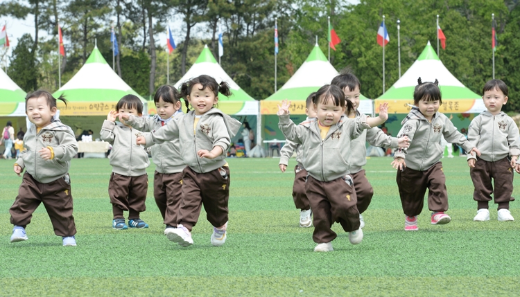 지난 4월27일 울산 남구 문수국제양궁장에서 제101회 어린이날 기념 어린이집과 함께하는 ‘남구버셜 스튜디오’ 행사가 개최된 가운데 어린이들이 달리기를 하는 모습. <사진=뉴시스>
