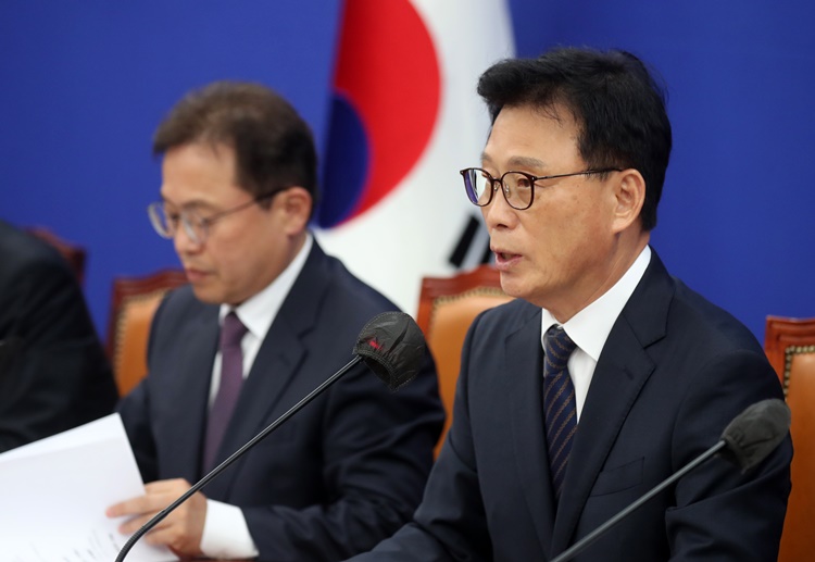 박광온 더불어민주당 원내대표(오른쪽). <사진=뉴시스>