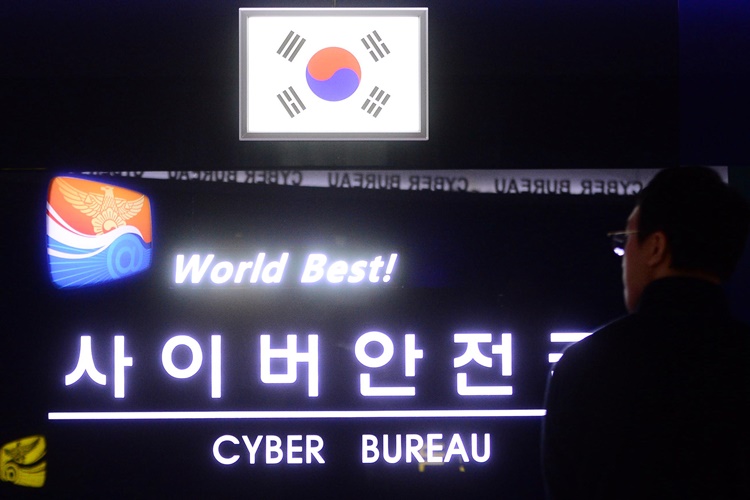 지난 2016년 1월 서울 서대문구 경찰청 사이버안전국에서 직원들이 분주하게 업무를 보고 있는 모습. <사진=뉴시스>