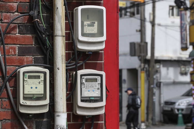 서울 용산구의 한 빌라촌에 전기계량기가 설치돼 있는 모습. <사진=뉴시스>