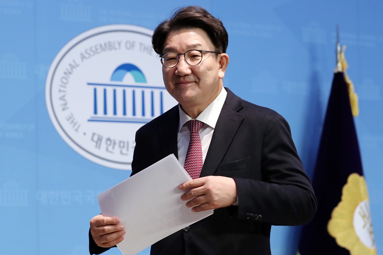 권성동 띄운 ‘중국인 투표권 제한법’ 시선