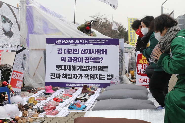산재 유가족 및 참석자들이 지난 2020년 12월29일 오전 서울 여의도 국회 앞에서 중대재해법 제정을 촉구하며 2400배를 하고 있는 모습. <사진=뉴시스>