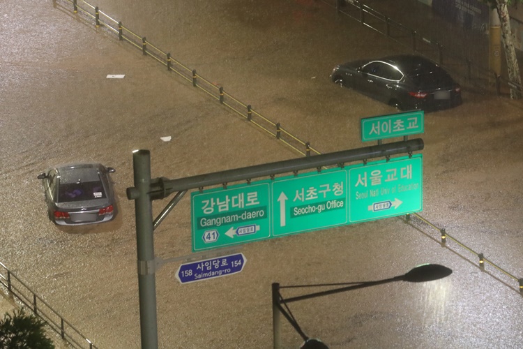 서울과 경기북부 등 수도권에 폭우가 내린 지난해 8월8일 오후 서울 강남구 일대 도로가 침수돼 차량이 잠겨 있다. <사진=뉴시스>