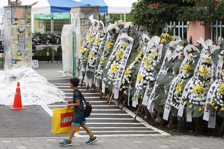 교사가 교내에서 극단적 선택을 한 서울 서초구의 한 초등학교 앞으로 지난 24일 시민이 지나가고 있다. <사진=뉴시스>