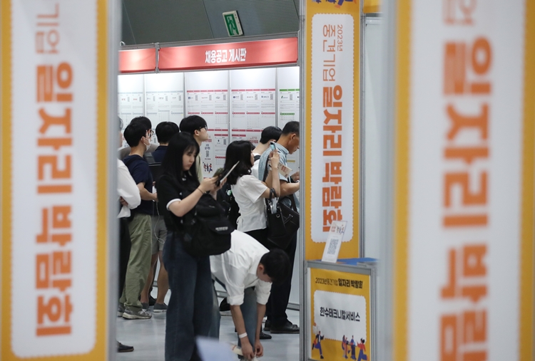 지난 7월3일 서울 강남구 코엑스에서 열린 ‘2023 중견기업 일자리 박람회’에서 구직자들이 채용공고 게시판을 보고 있는 모습. <사진=뉴시스>