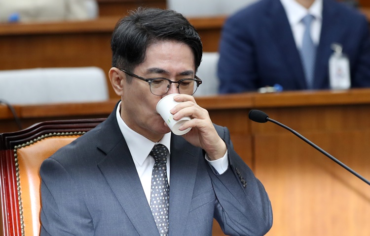 이균용 대법원장 후보자가 지난달 19일 오전 서울 여의도 국회에서 열린 인사청문회에서 물을 마시고 있는 모습. <사진=뉴시스>