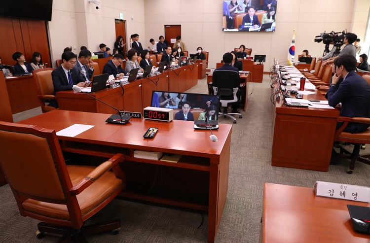 6일 오전 여의도 국회에서 열린 김행 여성가족부 장관 인사청문회에서 김 후보자와 여당 의원들의 자리가 비어 있다. <사진=뉴시스>