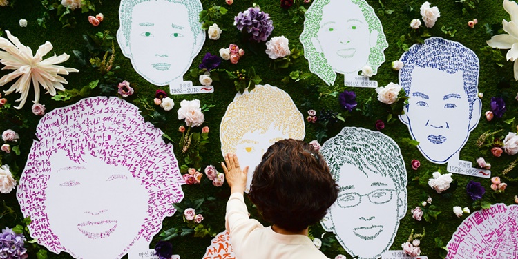 2016년 9월9일 서울 종로구 광통교 하부에서 열린 ‘장기기증의 날’ 기념식에서 한 시민이 생명의 벽을 바라보고 있다. <사진=뉴시스>
