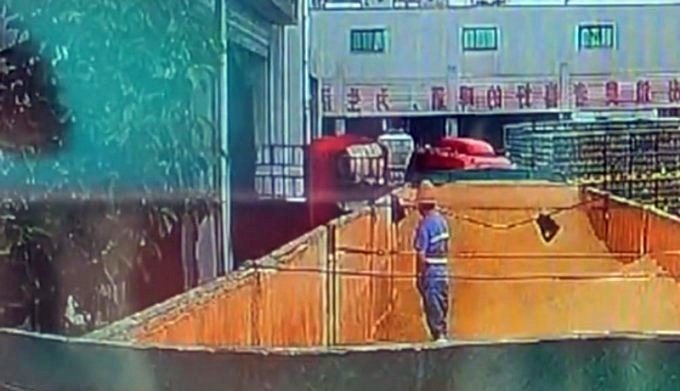 최근 중국 산둥성 칭다오 맥주 제3공장의 맥아 보관장소에서 한 남성이 소변을 보는 듯한 모습이 담긴 영상이 공개돼 파문이 일고 있다. <사진=웨이보>