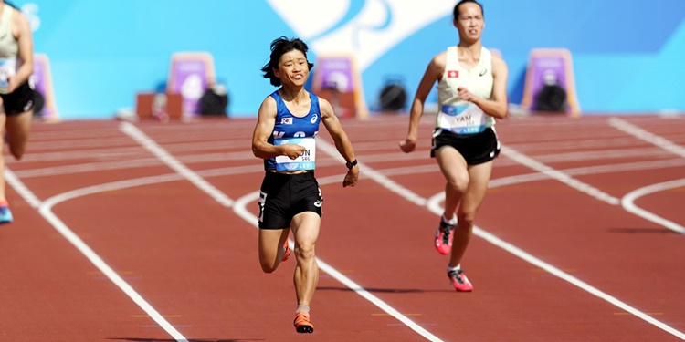 지난 23일 중국 항저우 후안롱 스포츠센터 스타디움에서 열린 2022 항저우 장애인 아시안게임 여자 200M T36 결승 경기에서 전민재 선수(왼쪽)가 질주하고 있다. <사진=뉴시스, 사진공동취재단>