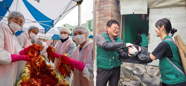 호반사랑나눔이 사랑의 김장 봉사활동 모습(왼쪽), BGF리테일 임직원 가족들의 연탄 나눔 활동 모습. <사진제공=각사>