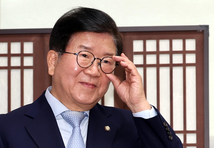 21대 전반기 국회의장을 지낸 6선 박병석 더불어민주당 의원이 6일 서울 여의도 국회 의원회관 의원실에서 22대 총선 불출마 선언 기자회견을 하고 있다. <사진=뉴시스>