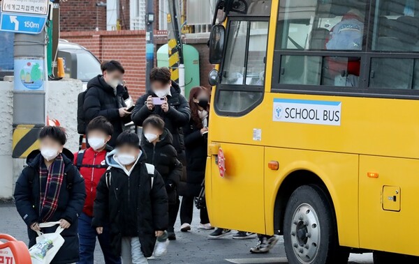 지난 1월30일 오전 서울 광진구 광장초등학교 앞에 정차한 스쿨버스에서  마스크를 착용한 학생들이 내리고 있다. 