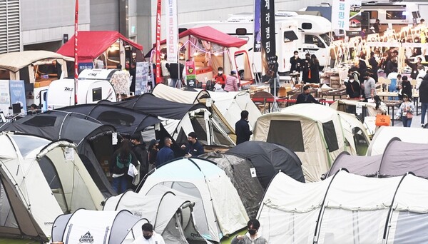 올해 초 경기 수원시 수원컨벤션센터에서 열린 ‘캠피크페어 인 수원’에서 관람객들이 캠핑장비를 살펴보고 있다. <사진=뉴시스>