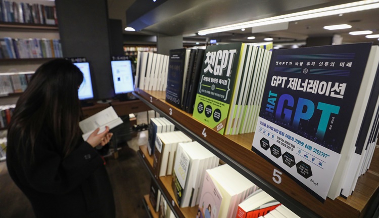 지난 3월9일 서울 시내 대형서점에 진열된 챗GPT 관련 도서. 예스24에 따르면, 올해 1월 챗GPT 관련 도서 판매량은 전월 대비 3.4배 증가한 데 이어 2월에는 94.5배로 급증했다. <사진=뉴시스>