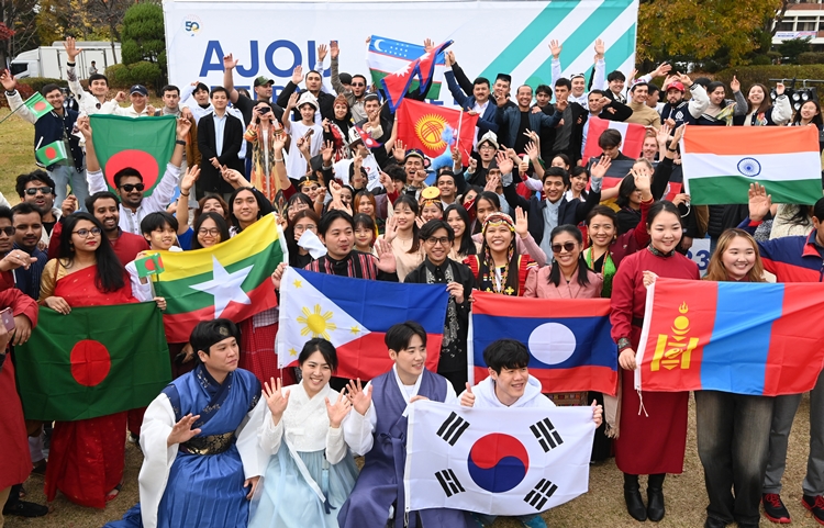 지난 11월9일 경기도 수원시 아주대학교에서 열린 ‘인터네셔널 데이’에서 외국인 유학생들이 국기를 흔들며 환호하고 있는 모습. <사진=뉴시스>