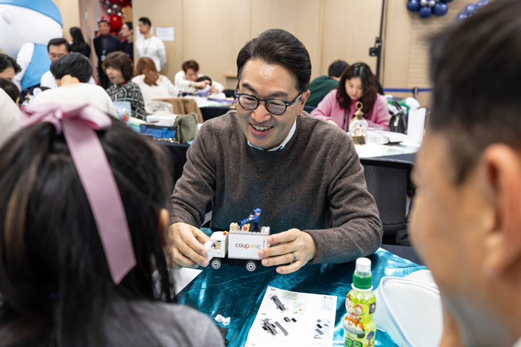 지난 14일 서울 송파구 잠실 본사에서 진행된 ‘엄마 아빠 회사는 처음이지?’ 행사에서 강한승 쿠팡 대표가 아이들과 함께 장난감 블록을 만들고 있는 모습. <사진제공=쿠팡>