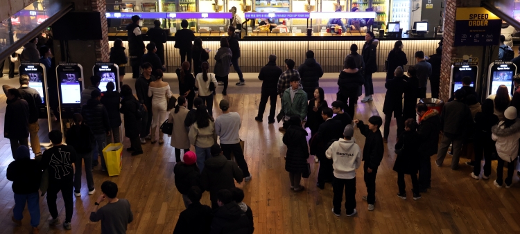 서울 시내 한 영화관에 이용객들이 몰려 있는 모습. <사진=뉴시스>