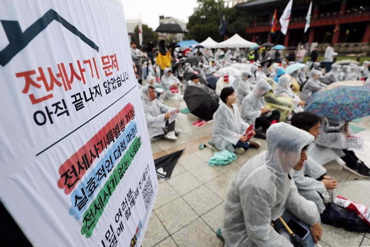 지난 10월14일 서울 종로구 보신각 앞에서 열린 ‘전국 전세사기·깡통전세 피해자 집중 집회’에서 피해자들이 손팻말을 들고 있는 모습. <사진=뉴시스>