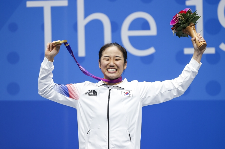 지난 10월7일 중국 항저우 빈장체육관에서 열린 2022 항저우 아시안게임 배드민턴 여자 단식에서 금메달을 차지한 안세영이 메달을 목에 걸고 기뻐하고 있는 모습. <사진=뉴시스>