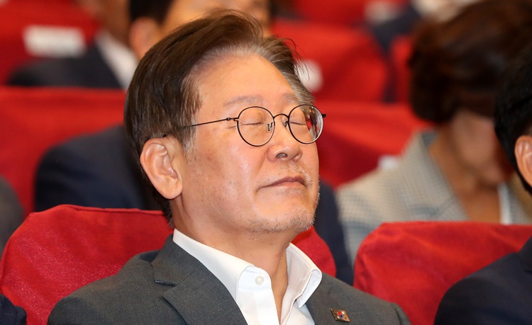 이재명 더불어민주당 대표가 단식 중이던 지난 9월6일 오후 서울 여의도 국회에서 열린 영화 봉호동 전투 단체 상영회에 참석해 눈을 감고 있다. <사진=뉴시스>
