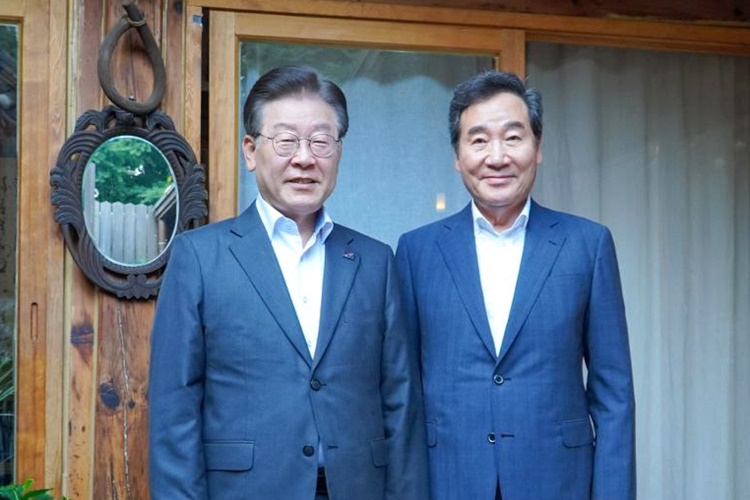 (왼쪽부터) 이재명 더불어민주당 대표와 이낙연 전 민주당 대표가 지난 7월28일 오후 서울 모처에서 만찬 회동을 하기 전 기념촬영을 하고 있다. <사진=뉴시스, 더불어민주당 제공>